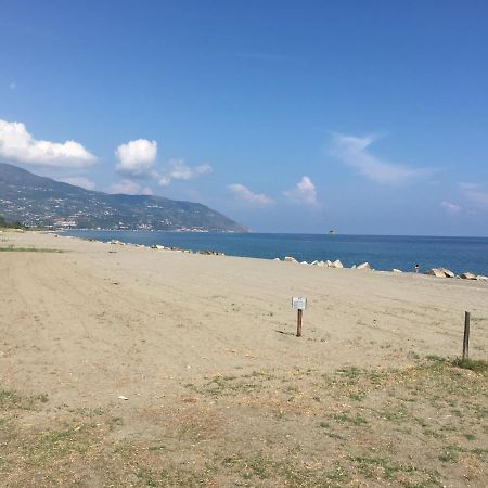 Giardino Sul Mare Acomodação com café da manhã Patti Exterior foto